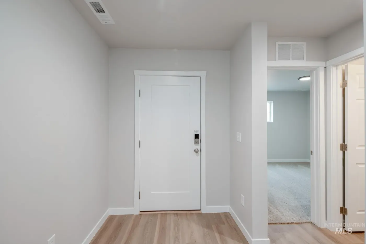 2182 N Thunderbolt St, photo 2