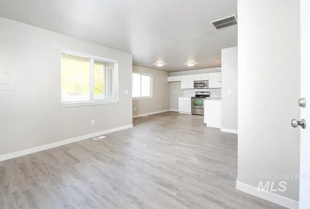 4710 W Normandie, photo 2