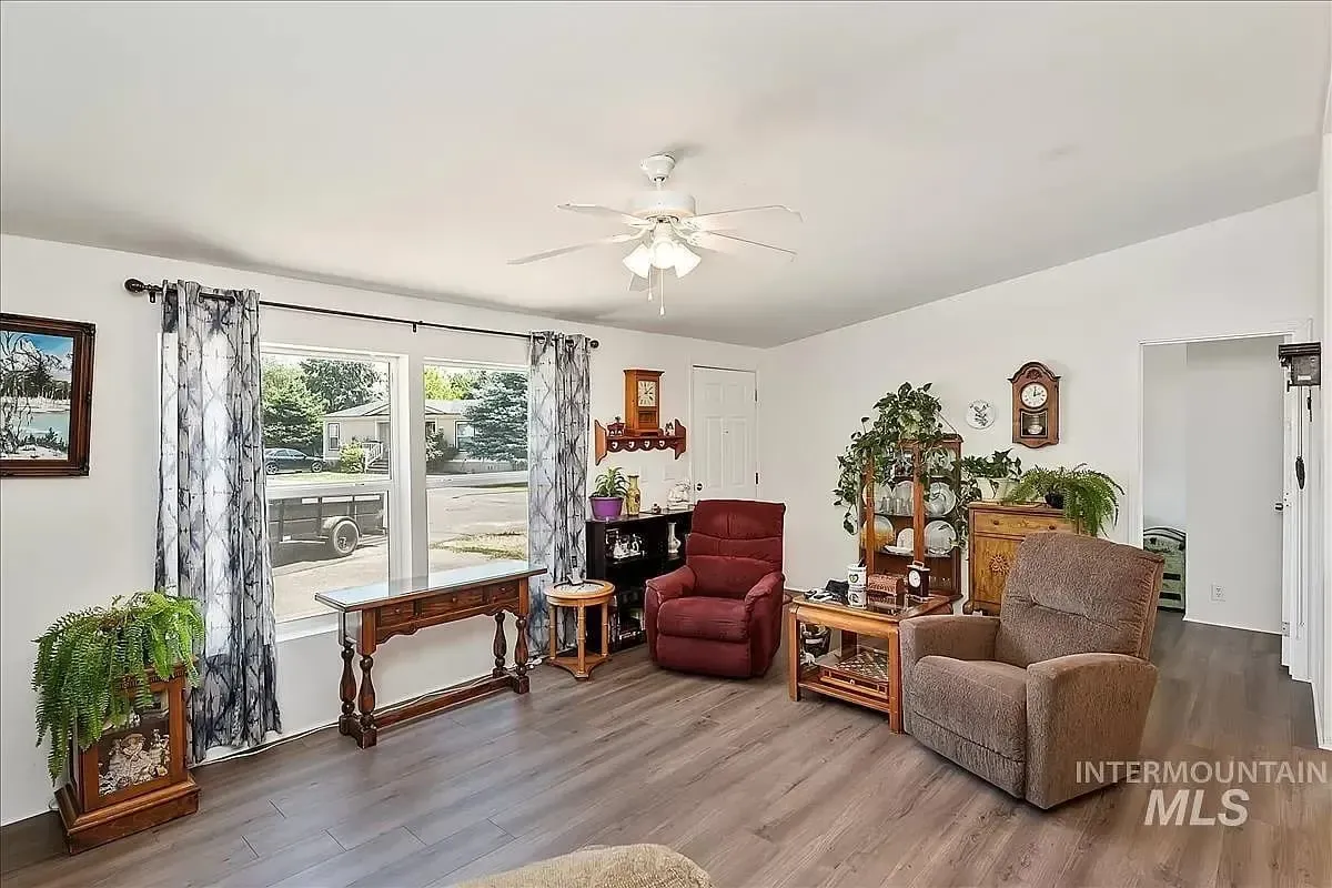1037 N Elk Ln, photo 3