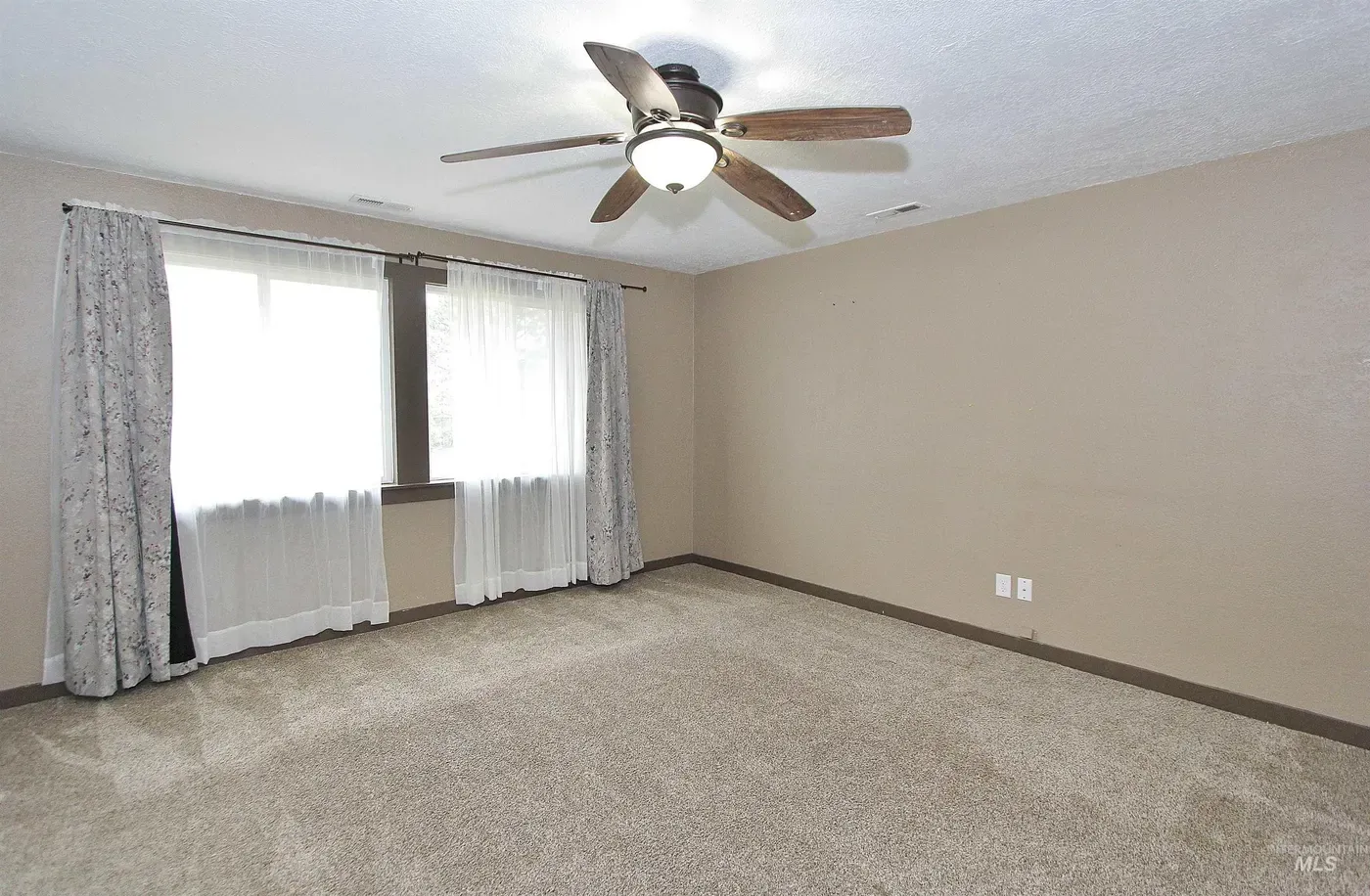 370 S 10th E, photo 3