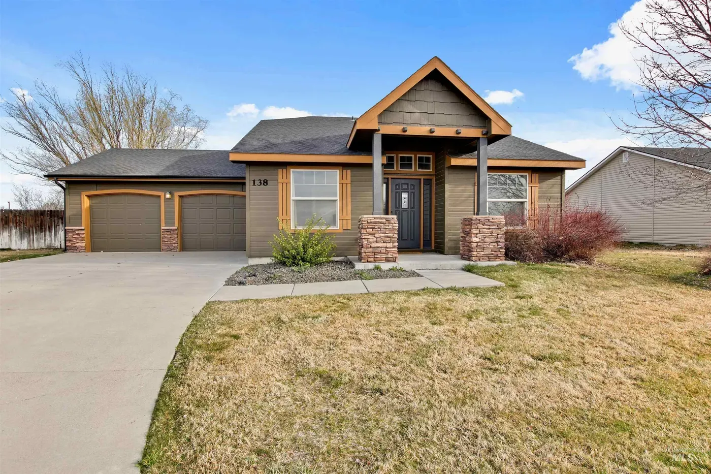 138 NE Lotus Ct, photo 3