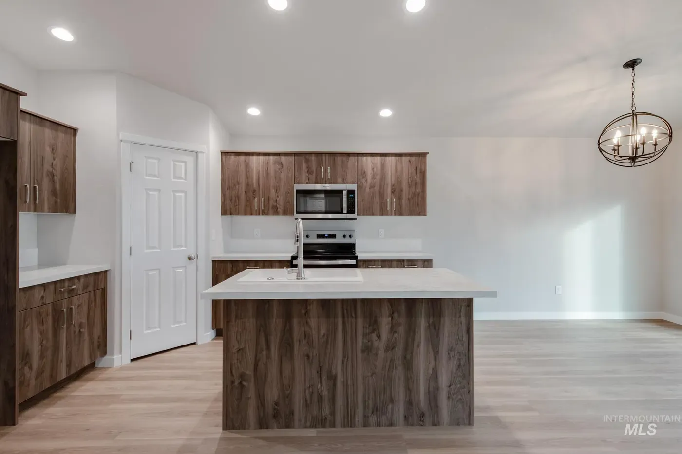 2182 N Thunderbolt St, photo 3
