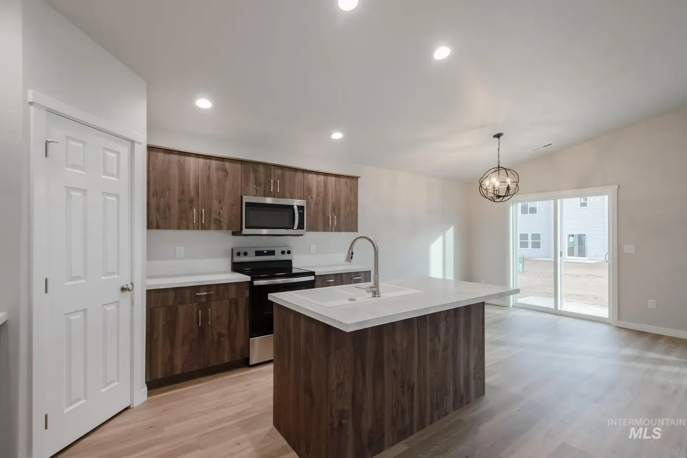 2182 N Thunderbolt St, photo 4
